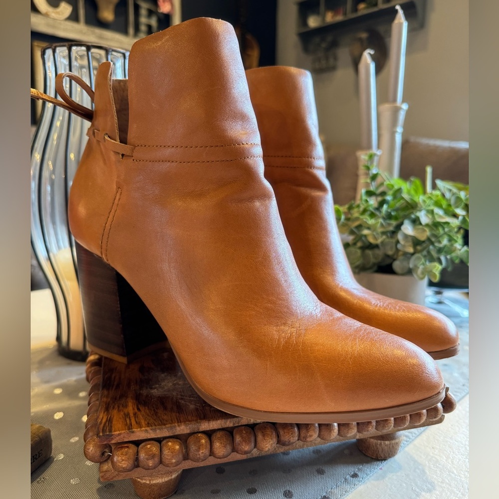 Kelsi Dagger boots size 9 great condition